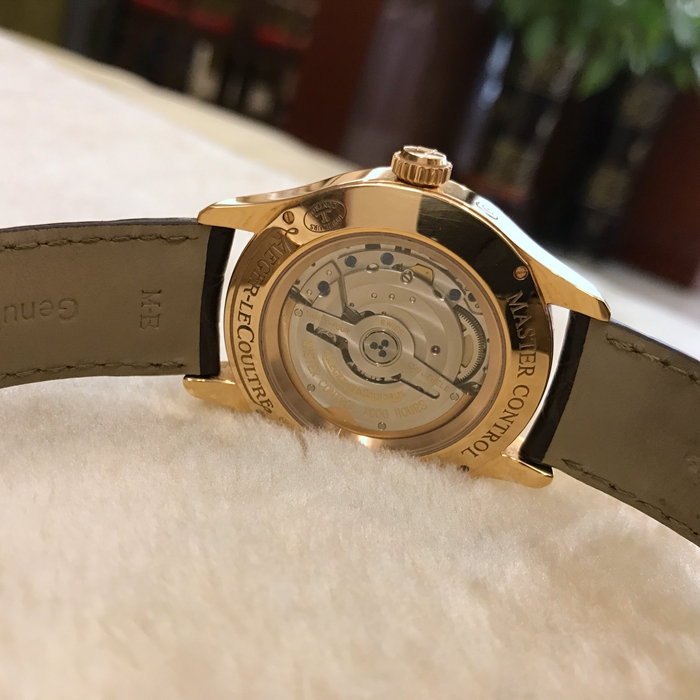 Jaeger-LeCoultre 积家 master 大师系列 Q1422421。39毫米表径，18K玫瑰金表壳，银色、放射状拉丝圆形表盘。两点位置日期显示，六点位置世界时、双时区、昼夜显示，十点位置动力储备显示。自动上弦机械机芯，动力储备43小时。 全套附件齐全。