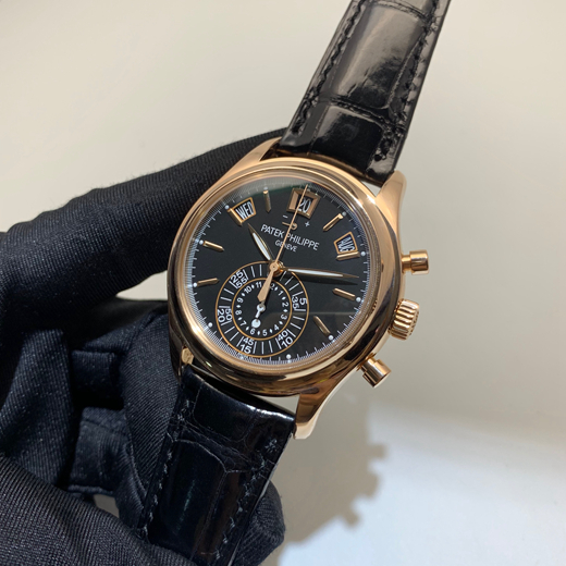 PATEK PHILIPPE 百达翡丽 复杂功能时计系列，5960R-010。40毫米表径，18K玫瑰金表壳。黑漆表盘，金质立体时标。2点、10点和12点位置分别设置了视窗式月份、星期和日期显示、计时功能。蓝宝石水晶玻璃表镜。自动上弦机械机芯，动力储备55小时。专柜定价：560300元。  单表无附件。