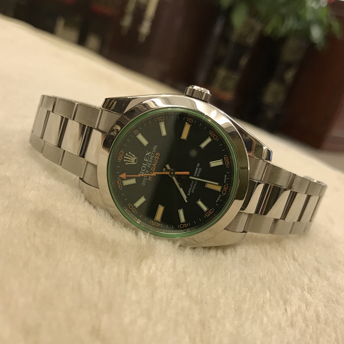 ROLEX 劳力士 MILGAUSS系列?，116400GV。40毫米表径，精钢表壳，绿玻璃，橙色闪电针?，自产3131自动上弦机械防磁机芯，动力储备48小时。专柜定价：63200元。 单表附保卡。