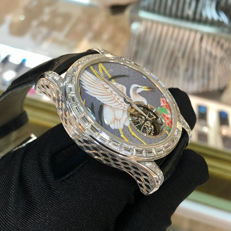 Jaeger-LeCoultre 积家 master 大师系列，珐琅瓷面白鹤亮翅大T钻陀飞轮，42毫米表径，T方钻圈钻耳，雕花表壳。全球限量3枚第1枚，公价200多万。 未使用品单表无附件。