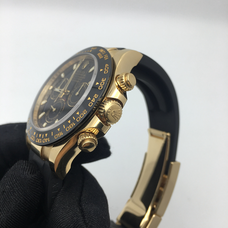 Rolex 劳力士 宇宙计型迪通拿系列，116518ln-0035。40毫米表径，18K黄金表壳，陶瓷外圈连计速刻度，黑色面盘，计时功能，Cal.4130自动上弦机械机芯。专柜定价：214700元。  全套附件齐全。