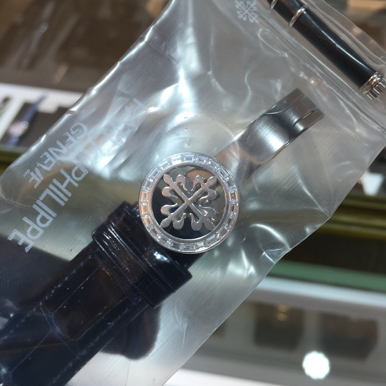 PATEK PHILIPPE 百达翡丽 超级复杂功能时计系列，6104G-001。44毫米表径，18K白金原钻表壳，深蓝色面盘，表盘上有三个由蓝宝石水晶玻璃制成的呈金属光泽的圆盘，其中被椭圆圈环绕的部分，显示日内瓦的夜空，日期显示功能，Cal.240 LU CL C自动上弦机械机芯，动力储备48小时，专柜定价：2938700元。 未使用品全套附件齐全。