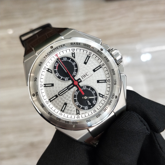 IWC 万国 工程师系列，IW378505。45毫米表径，精钢表壳，精美日内瓦纹银色盘面，双面防反光平面蓝宝石玻璃表镜，旋入式表冠，自动上弦机械机芯，动力储备64小时。专柜定价：85800元。 全套附件齐全。
