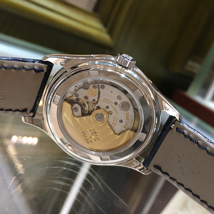 PATEK PHILIPPE 百达翡丽 复杂功能时计系列，5147G-001。39毫米表径，18K白金表壳镶嵌62颗钻石约0.82克拉，海蓝色漆表盘，中心大秒针，金质立体时标和字块，月相、指针式星期和月份显示，视窗式日期显示、动力储备显示。Cal.324 S IRM QA LU自动上弦机械机芯，动力储备45小时。专柜定价：347100元。 未使用品全套附件齐全。