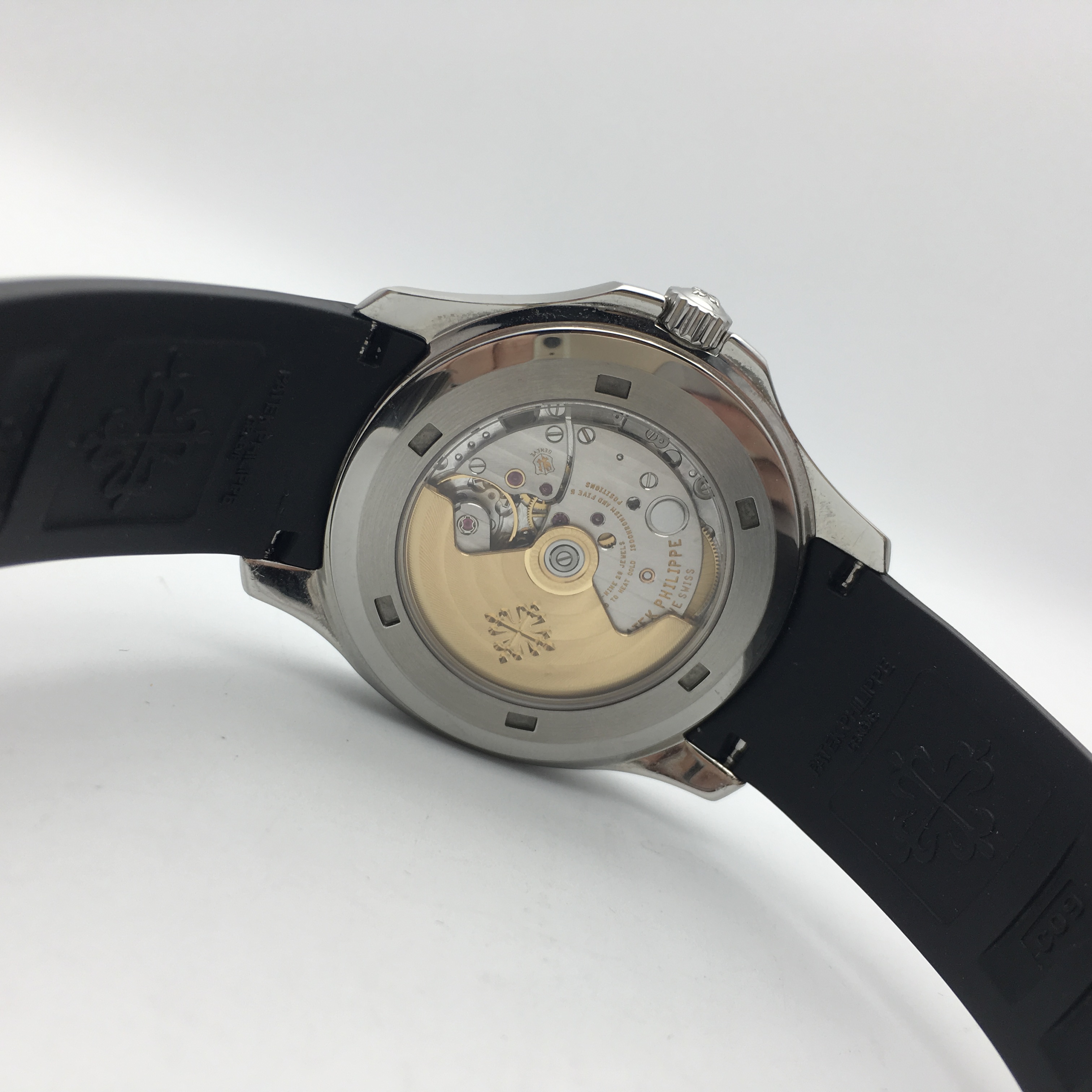 PATEK PHILIPPE 百达翡丽 Aquanaut系列，5167A-001。40毫米表径，精钢表壳，黑色浮雕表盘，覆荧光涂层金质立体字块，中心大秒针，3点位置日期显示，Cal.324 S C自动上弦机械机芯，动力储备45小时。专柜定价：138700元。 单表无附件。
