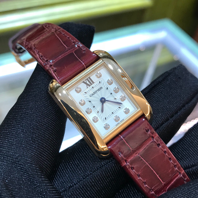 Cartier 卡地亚 Tank 坦克系列，WJTA0007。30.2 x 22.7毫米表径，18K玫瑰金表壳，镀银漆面，镶嵌11颗明亮式切割圆钻，精准石英机身，专柜定价：86500元。 单表无附件。