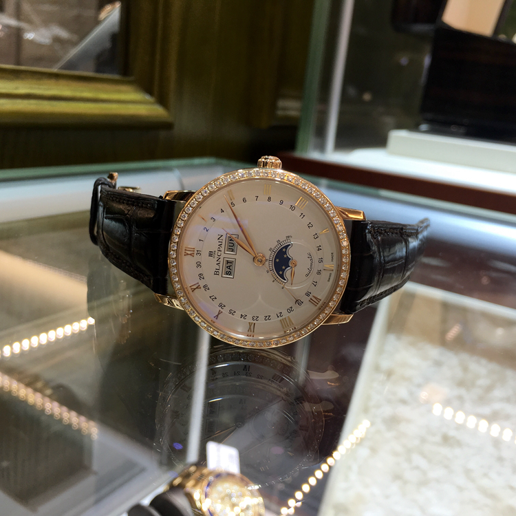 Blancpain 宝珀 Villeret 经典系列，6263-2942-55B。38毫米表径，18K玫瑰金原钻表壳，乳白色面盘，罗马数字时标，指针式日期显示，6点位置为月相显示，12点位置为星期、月份显示，6763自动上弦机械机芯。专柜定价：198400元。 单表无附件。