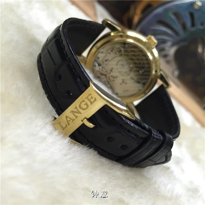 A. Lange & Sohne 朗格 LANGE 1 系列，?109.021。38.5毫米表径，18K黄金表壳，?银白色面盘，双窗大日历，月相盈亏，动力储存显示。?手动上弦机械机芯，动力储备72小时。 单表无附件。