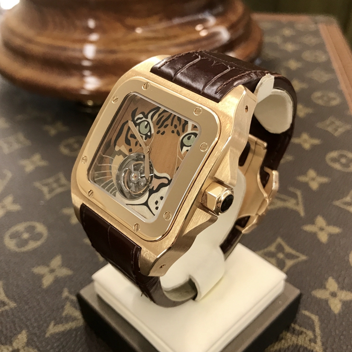 Cartier 卡地亚 桑托斯系列，HPI00328。54.9毫米表径，18K玫瑰金表壳。 雕刻木头拼接老虎面盘，6点位置陀飞轮装置。蓝宝石水晶玻璃表镜。手动上弦机械机芯，动力储备50小时。 单表无附件。
