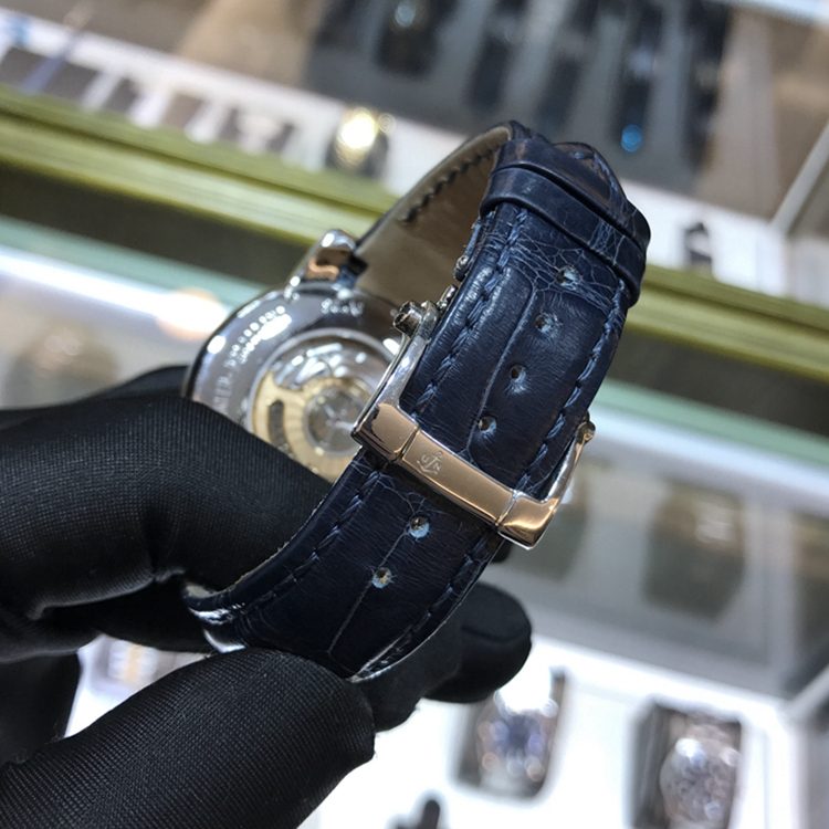 Ulysse Nardin 雅典，769-80。42毫米表径，PT950铂金表壳，蓝色贝母盘，春宫人偶，自鸣单问报时功能，自动上弦机械机芯。 单表无附件。
