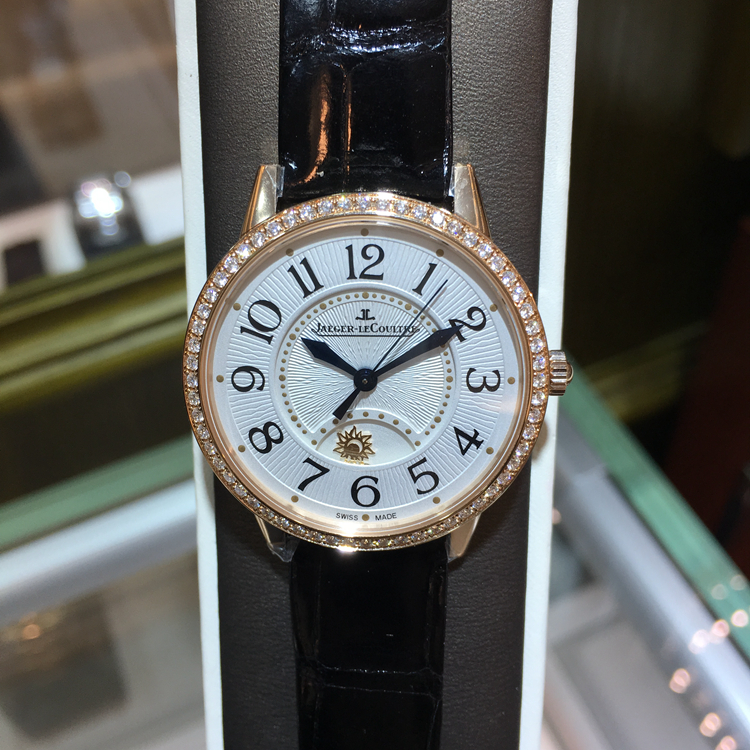 Jaeger-LeCoultre 积家 约会系列，3442420。34毫米表径，18K玫瑰金镶钻表壳，共镶嵌60颗钻石，银色扭索饰纹面盘，黑色移印数字，花形指针，表盘中心设有一个指示器，在晚间呈现月亮和星辰，在日间则呈现太阳图案。这款腕表按照天体运行的规律不断变换，仿佛上演一场极富诗意芭蕾舞。898A/1自动上弦机械机芯，动力储备38小时。专柜定价：164000元。 未使用品全套附件齐全。