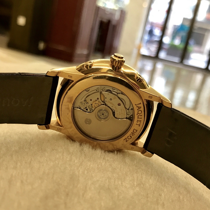Jaquet Droz 雅克德罗 Asterale星辰系列，J012633202。43毫米表径，18k玫瑰金。黑色“Grand Feu”大明火珐琅表盘，8颗18K玫瑰金星星和1幅月亮镶饰。中央时针、分针和日期指针，12时位置设日期和月份视窗，6时位置设飞返式月相显示。22K白金摆陀，黑色“Grand Feu”大明火珐琅表盘 8颗18K红金星星和1幅月亮镶饰，Jaquet Droz 6553L2 自动上链机械机芯，双发条盒，动力储备68小时。专柜定价：250500元。