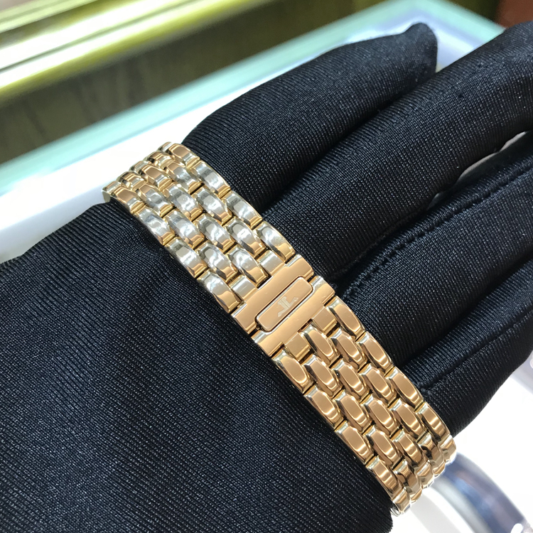 Jaeger-LeCoultre 积家 约会系列，3442120。34毫米表径，18K玫瑰金原钻表壳，镶嵌60颗钻石，约0.69 克拉，银色扭索饰纹面盘，花形指针，898A/1自动上弦机械机芯，动力储备38小时。专柜定价：263000元。 全套附件齐全。
