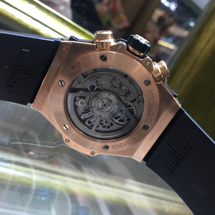 Hublot 宇舶 Bigbang 大爆炸系列，411.OX.1180.RX.0904。45毫米表径，18K玫瑰金后镶T方钻圈，计时功能，HUB 1242 Unico自动上弦机械机芯，原钻参考价：611500元。 单表无附件。