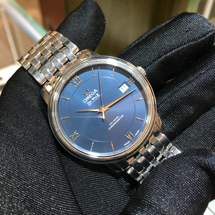 Omega 欧米茄 碟飞系列，424.10.37.20.03.001。36.8毫米表径，精钢表壳，蓝色面盘，3点位置日期显示，Cal.2500自动上弦机械机芯，动力储备48小时。专柜定价：27500元。 单表无附件。