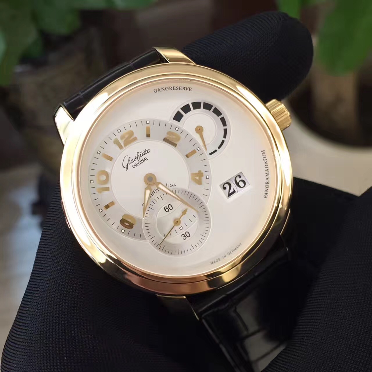 Glashutte 格拉苏蒂原创 PANO CLASSIC系列，90-03-31-31-04。18k黄金，42毫米表径，偏心针盘，小秒针，大日历及动力储备显示，将官底，背透双G 摆陀，独有双鹅颈德系自动上弦机械机芯。专柜定价：214000元。