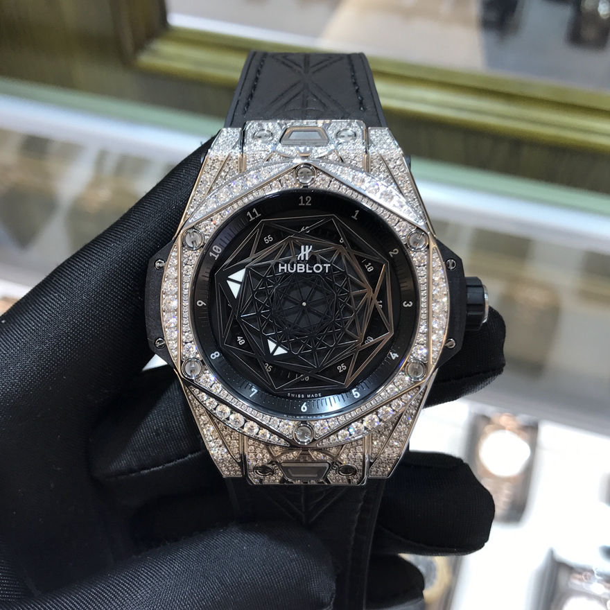 Hublot 宇舶 Bigbang 大爆炸系列，415.NX.1112.VR.1704.MXM17。45毫米表径，钛金属表壳，饰以“Maxime Buchi”设计的镌刻图案镶嵌256颗钻石，重0.80克拉，哑光及缎面黑色面盘，抛光八角形镂空式指针，HUB1213自动上弦机械机芯，动力储备72小时。 未使用品全套附件齐全。