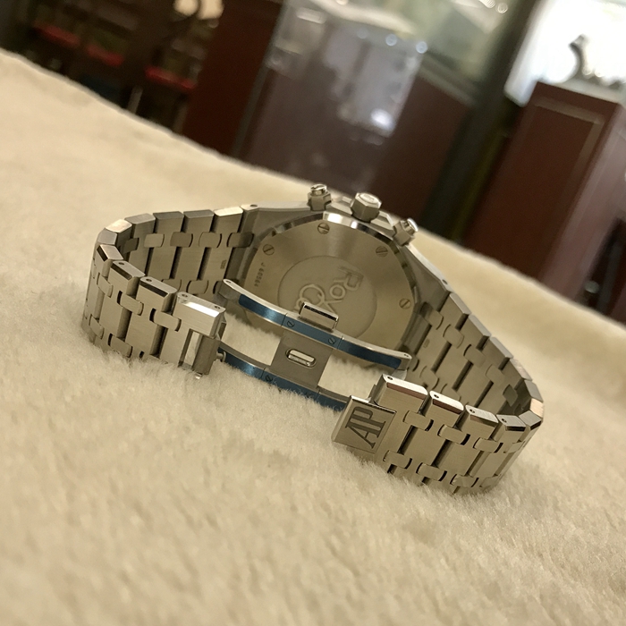 Audermars Piguet 爱彼 皇家橡树系列，26331ST.OO.1220ST.03。41毫米表径，精钢表壳，银色表盘镌刻“Grande Tapisserie”大型格纹装饰，搭配黑色副表盘和外区，白金材质荧光立体时标和皇家橡树指针，日期显示、计时功能自动上弦机械机芯，动力储备40小时。 未使用品全套附件齐全。