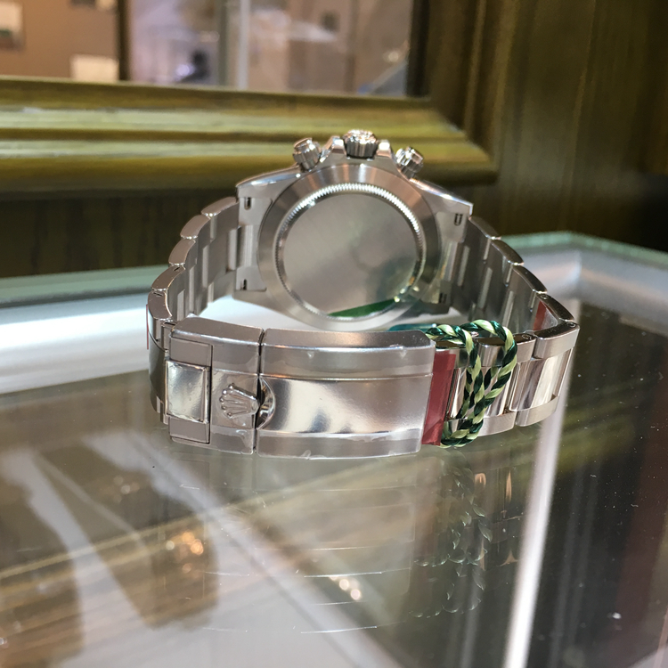 Rolex 劳力士 宇宙计型迪通拿系列，116500LN-78590。40毫米表径，精钢表壳，白色面盘，中央时、分及秒针；小秒针设于6点位置；通过中央指针使定时器精准至1/8秒，30分钟和12小时计时盘分别设于3点和9点位置；秒针暂停功能以准确调校时间，黑色Cerachrom陶质实心外圈连计速刻度，自产4130自动上弦机械机芯，动力储备72小时，专柜定价：95000元。 未使用品全套附件齐全。