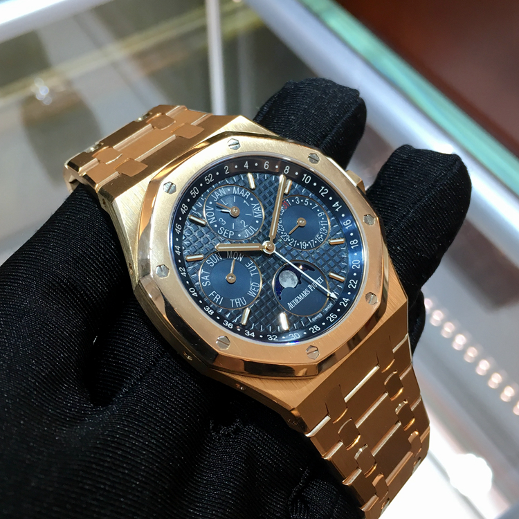 Audermars Piguet 爱彼 皇家橡树系列，26574OR.OO.1220OR.02。41毫米表径，18K玫瑰金表壳，蓝色面盘，镌刻“ Grande Tapisserie大格纹装饰图案， 荧光玫瑰金嵌入式时标和荧光皇家橡树指针，蓝色内表圈。搭配万年历、星期、日期、天文精确月相、月份、闰年、小时及分钟显示功能，自产5134自动上弦机械机芯，动力储备40小时，专柜定价：716000元。 单表无附件。
