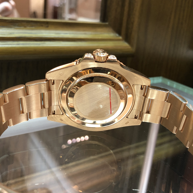 Rolex 劳力士 格林尼治型II系列，116758。40毫米表径，18k黄金镶钻黑色蓝宝石，表圈共镶嵌36颗钻石和黑色蓝宝石12颗，黑色面盘，3点位置日期显示，自产3186自动上弦机械机芯。专柜定价：965200元。 全套附件齐全。