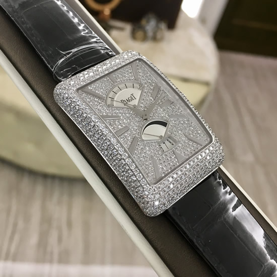 PIAGET 伯爵 BLACK-TIE 黑带系列，G0A33059。31x46毫米表径，18K白金镶钻表壳，满钻方形表盘，视窗式大日历、动力储备显示。蓝宝石水晶玻璃表镜，自动上弦机械机芯，动力储备41小时。 单表无附件。