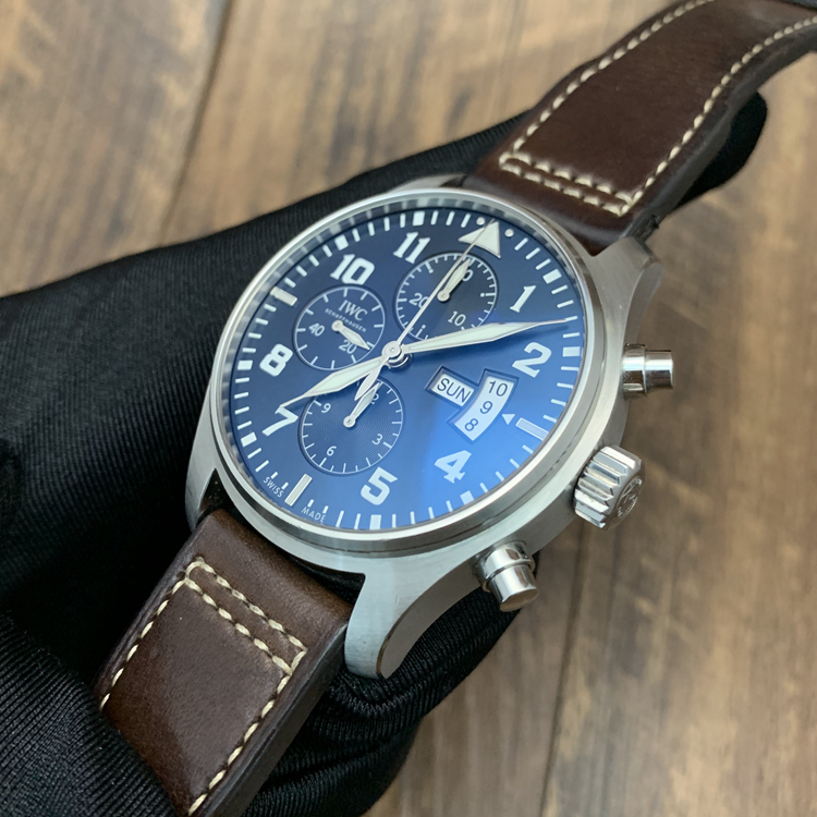 IWC 万国 飞行员系列，IW377706。小王子，43毫米表径，精钢表壳，黑色面盘，3点位置为日期显示、星期显示，计时功能，自动上弦机械机芯，专柜定价：47000元。 单表附保卡。