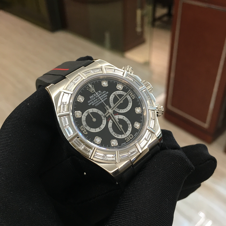 Rolex 劳力士 宇宙计型迪通拿系列，116589。40毫米表径，18K白金T方钻圈，黑色面盘，刻度8颗大包钻，6点位置小秒针显示，30分钟和12小时计时分别设于3点和9点位置，蓝宝石水晶玻璃表镜，自动上弦机械机芯。 单表无附件。