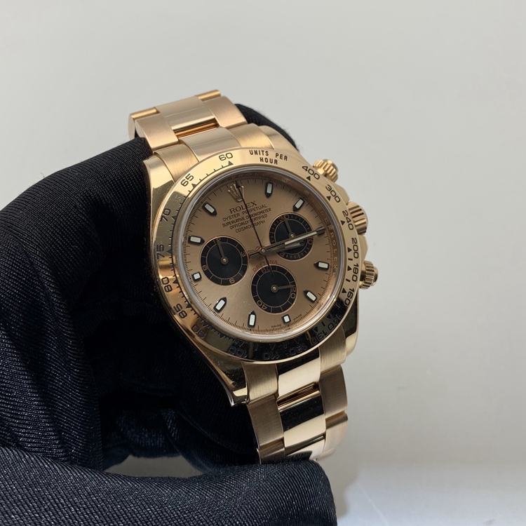 Rolex 劳力士 宇宙计型迪通拿系列，m116505-0009。40毫米表径，18k玫瑰金表壳，固定外圈连计速刻度，粉色面盘，6点位置小秒针显示，30分钟和12小时计时分别设于3点和9点位置，计时功能，4130自动上弦机械机芯，动力储备72小时。专柜定价：292500元。 单表无附件。
