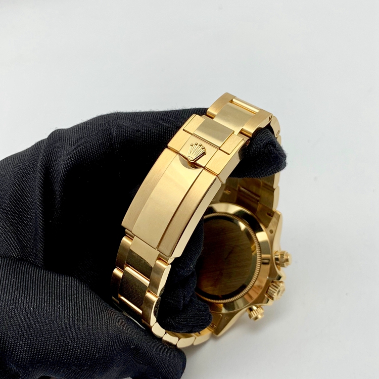 Rolex 劳力士 宇宙计型迪通拿系列，116568。40毫米表径，18K黄金方形原钻表壳，珍珠贝母面盘，刻度8颗大方砖，6点位置小秒针显示，30分钟和12小时计时分别设于3点和9点位置，蓝宝石水晶玻璃表镜，自动上弦机械机芯。 单表无附件。