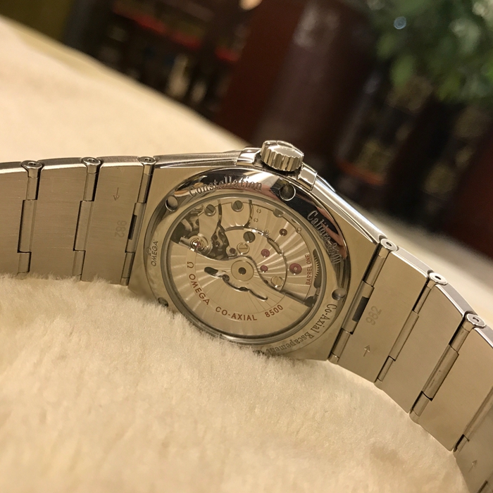Omega 欧米茄 星座系列，123.10.38.21.01.001。38毫米表径，精钢表壳，黑色面盘，三点位置日期显示。自动上弦机械机芯，动力储备60小时。专柜定价：44400元。 单表无附件。