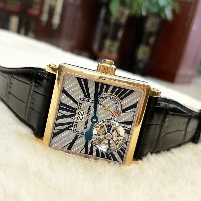 RogerDubuis 罗杰杜彼，G40 03 5 TX3.7A。40x40毫米表径，18K玫瑰金表壳，极其罕见灰色碳纤维表盘，表盘“4”时位指针式动力储存显示，“7”时位置陀飞轮装置，“12”时位视窗式日期显示，表冠同轴按钮快速校正日期。RD03手动机械机芯，动力储备60小时。全球限量28枚。 单表无附件。