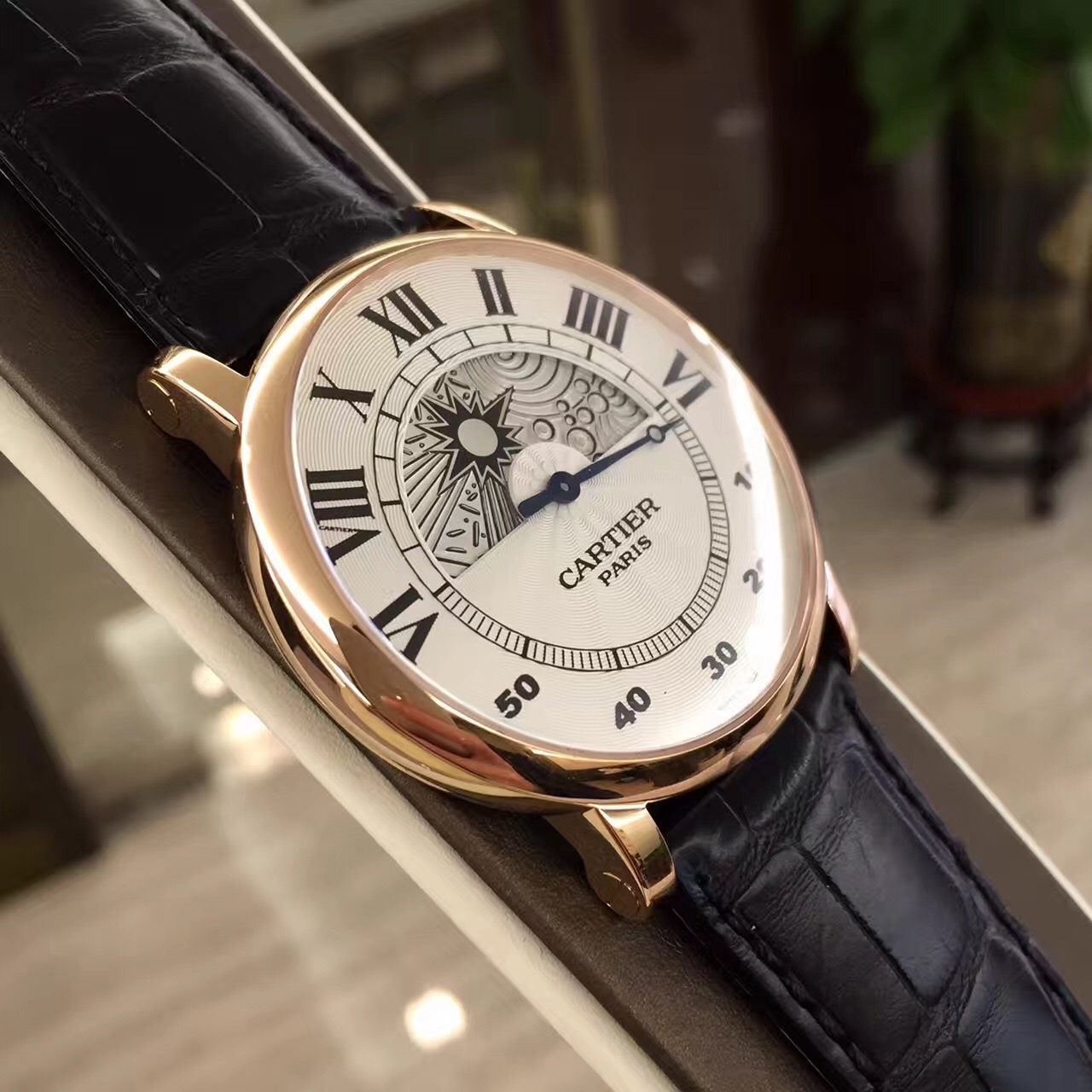 卡地亚CPCP“巴黎私人珍藏系列”（Collection Privée Cartier Paris），42毫米表径，18K玫瑰金，巴黎工作室，背透手动机械双C雕花机芯，特殊指针面盘展示昼夜的时空穿梭。时针以太阳与月亮的指向为准，分针沿下半部分半圆飞返式走向。 全套附件齐全。