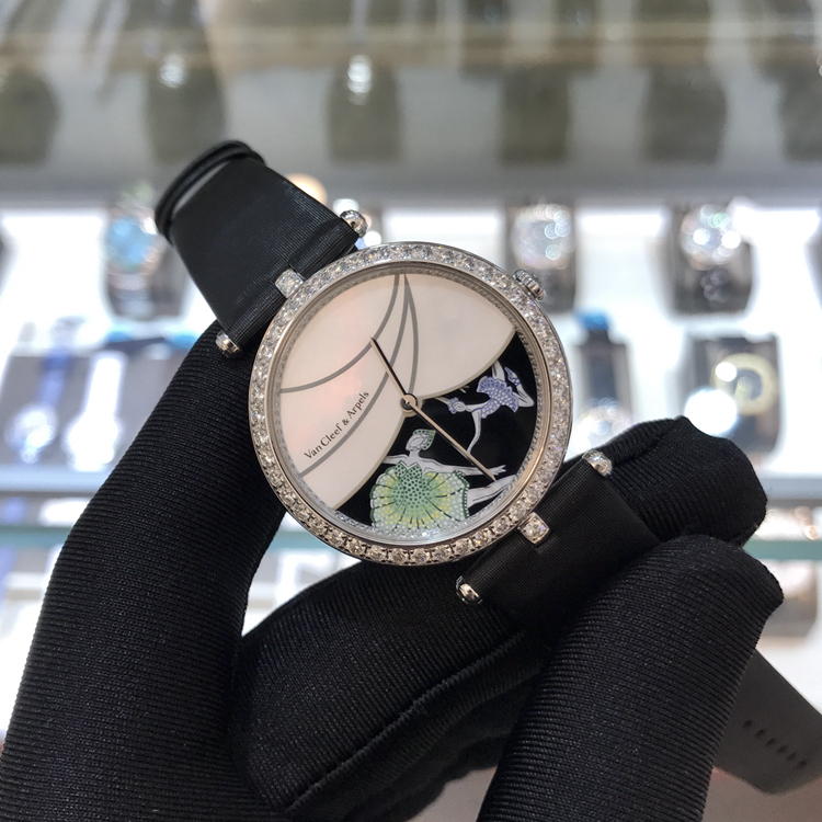 Van Cleef & Arpels 梵克雅宝，ARF16200。38毫米表径，18K白金钻石表圈，贝母/珐琅面盘，手动上弦机械机芯。 单表附保卡。