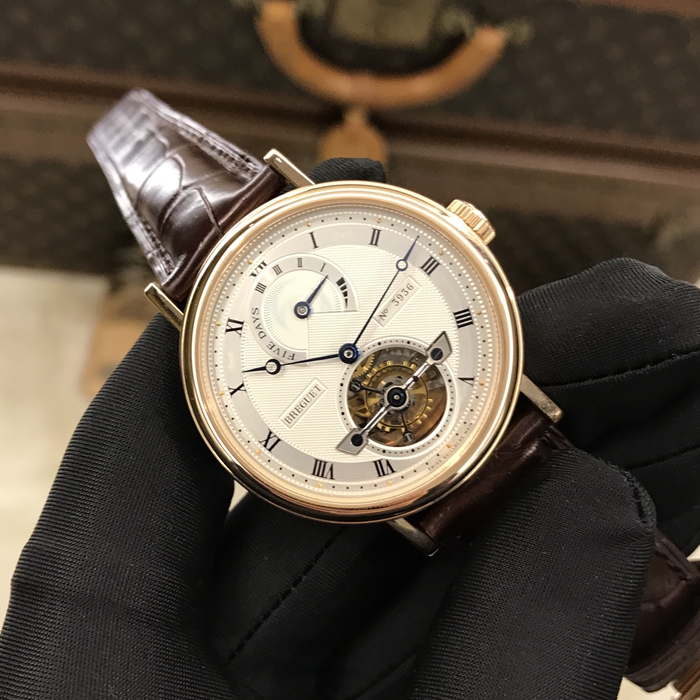 Breguet 宝玑 经典复杂系列，5317BR/12/9V6。39毫米表径，18K玫瑰金表壳，镀银金面盘带手工镌刻图案，罗马数字时标，6点位置陀飞轮装置，12点位置动力储备显示，自动上弦机械机芯，动力储备120小时。专柜定价：975400元。 单表无附件。