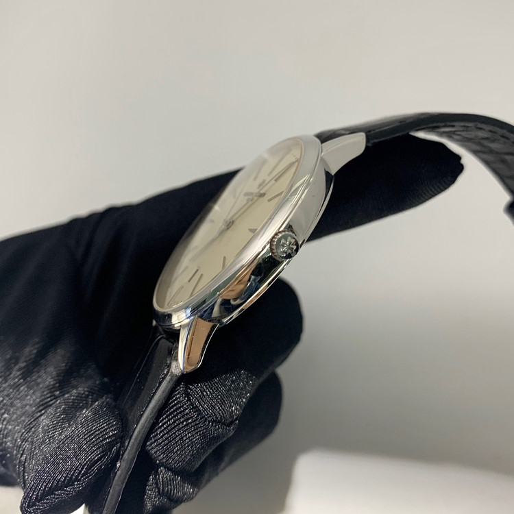Vacheron Constantin 江诗丹顿 传承系列，85180/000G-9230。40毫米表径，18K白金表壳，白色面盘，6点位置日期显示，2450 Q6自动上弦机械机芯，动力储备40小时，专柜定价：201000元。 单表无附件。