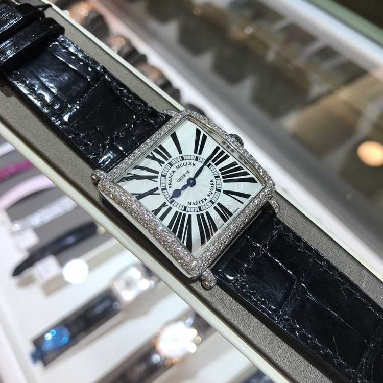 FRANCK MULLER 法兰克穆勒，6002 M QZ D。36.5毫米表径，18K白金，原镶钻圈钻耳，白色面盘，罗马数字时标，精准石英机芯。 单表无附件。