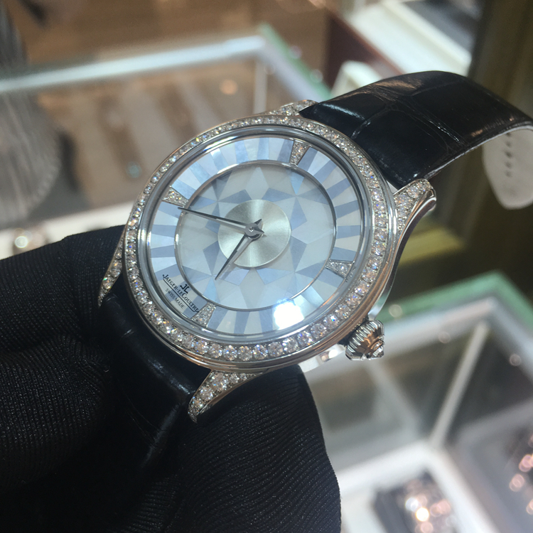Jaeger-LeCoultre 积家，37毫米表径，18K白金原钻表圈表耳，珍珠贝母面盘，自动上弦机械机芯。 单表无附件。