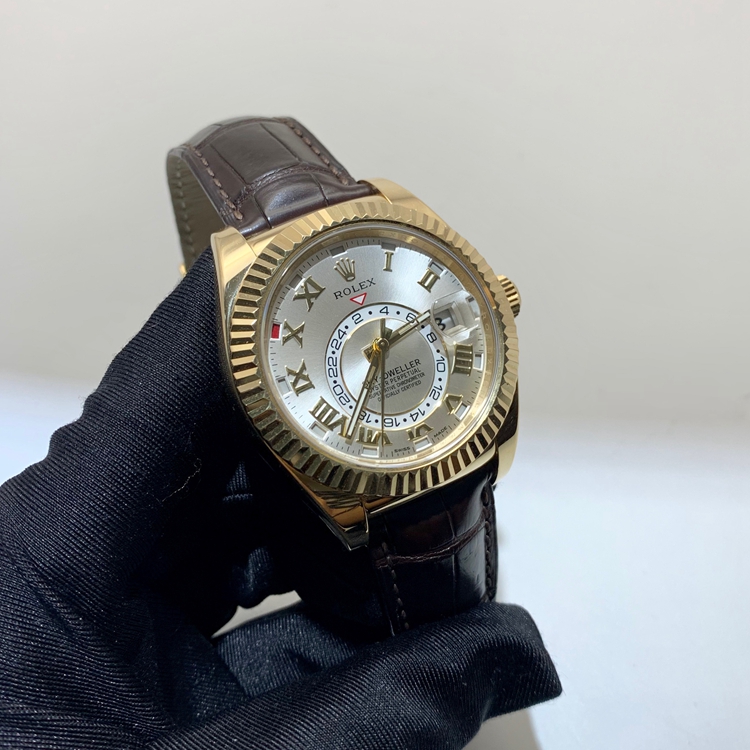 ROLEX 劳力士 SKY-DWELLER系列，326138。42毫米表径，18K黄金表壳，劳力士Ring Command三角坑纹双向旋转外圈，银色面盘，罗马数字时标，3点位置为防反光凸透式放大（2.5倍）日历窗，双时区功能，Cal.9001自动上弦机械机芯，动力储备72小时。专柜定价：297400元。 单表无附件。