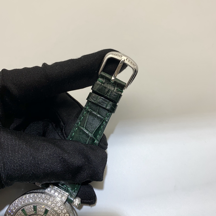 FRANCK MULLER 法兰克穆勒 LADIES'COLLECTION系列，DM 42 D 2R CD。42毫米表径，18K白金原钻表壳，满天星面盘，绿宝石刻度，自动上弦机械机芯。 单表无附件。