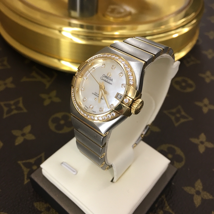Omega 欧米茄 星座系列，123.25.27.20.55.003。27毫米表径，18K黄金/精钢镶钻，珍珠贝母面，镶钻时标，三点位置视窗式日期显示，自动机械机芯，动力储备50小时。专柜定价：76300元。 全套附件齐全。