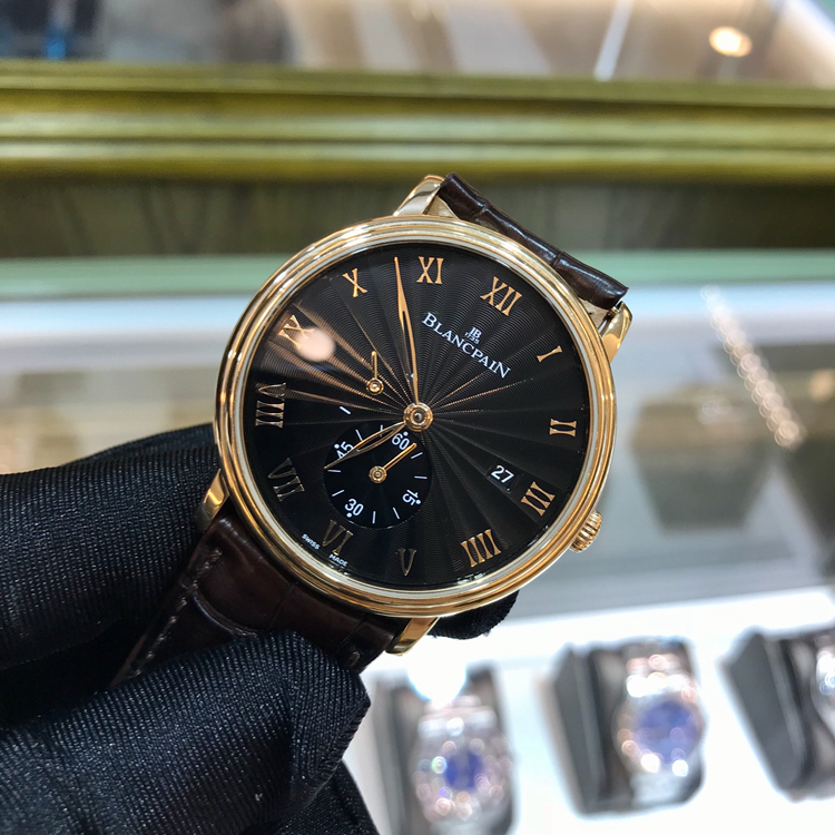 Blancpain 宝珀 Villeret 经典系列，6606-3630-55B，18K玫瑰金，40毫米表径。黑色瓷釉印花盘面。日期，动力储备显示。11C5 手动上弦机芯，动力储备72小时。蓝宝石水晶底盖。专柜售价：151000元。 单表无附件。