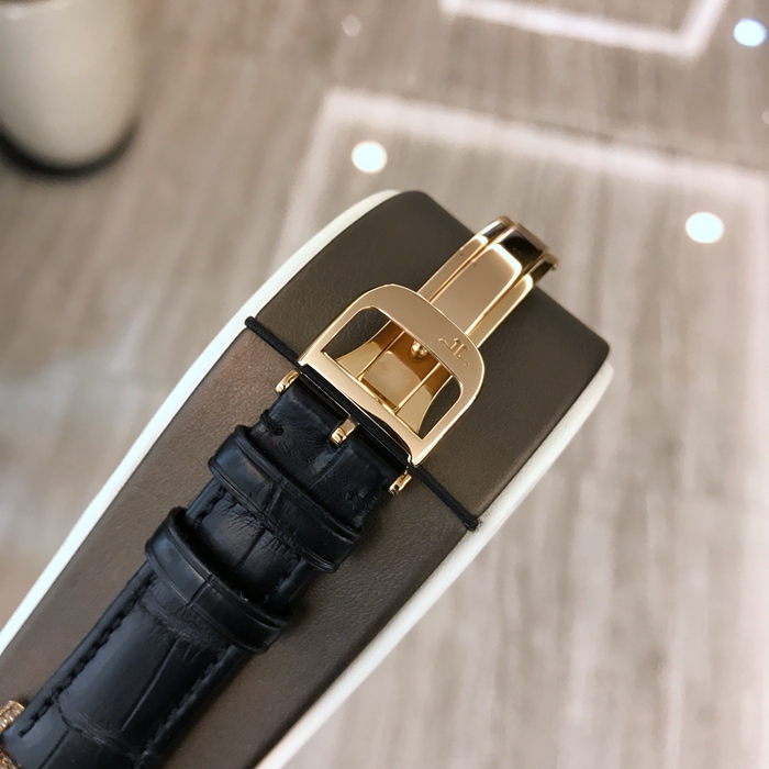 Jaeger-LeCoultre 积家 MASTER COMPRESSOR系列，36.6毫米表径。18K玫瑰金表壳镶钻。白色面盘，3点位置两地时日历显示。蓝宝石水晶玻璃表镜。自动上弦机械机芯。