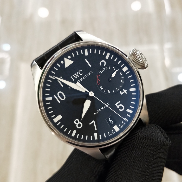 IWC 万国 飞行员系列，IW500901。46毫米表径，精钢表壳，黑色面盘，中央秒针附掣停装置，三点位置动力储备显示，六点位置视窗式日期显示，双面防反光凸状蓝宝石玻璃表镜，Glucydur ? 铍合金平衡摆轮，摆轮臂配置高精度微调凸轮，自动上弦机械机芯，动力储备168小时（7天）。 单表无附件。