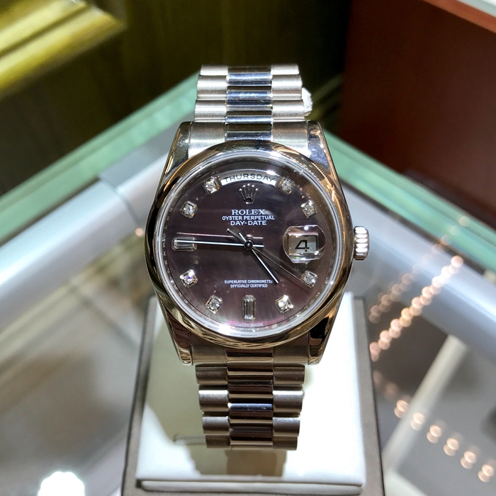 Rolex 劳力士 星期日历型系列，118209。36毫米表径，18K白金表壳，珍珠贝母面盘，镶钻时标，中央时、分及秒针；表盘设瞬跳日历及星期易调设定；秒针暂停功能以准确调校时间。自产3155自动上弦机械机芯，动力储备48小时。 单表无附件。