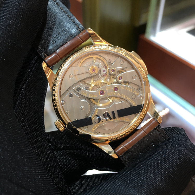 IWC 万国 葡萄牙系列 IW524202。43毫米表径。18K玫瑰金表壳，钢镀铑圆形表盘，三问报时功能，Cal.95290手动上弦机械机芯，动力储备43小时。全球限量250只，专柜定价615000元。 全套附件齐全。