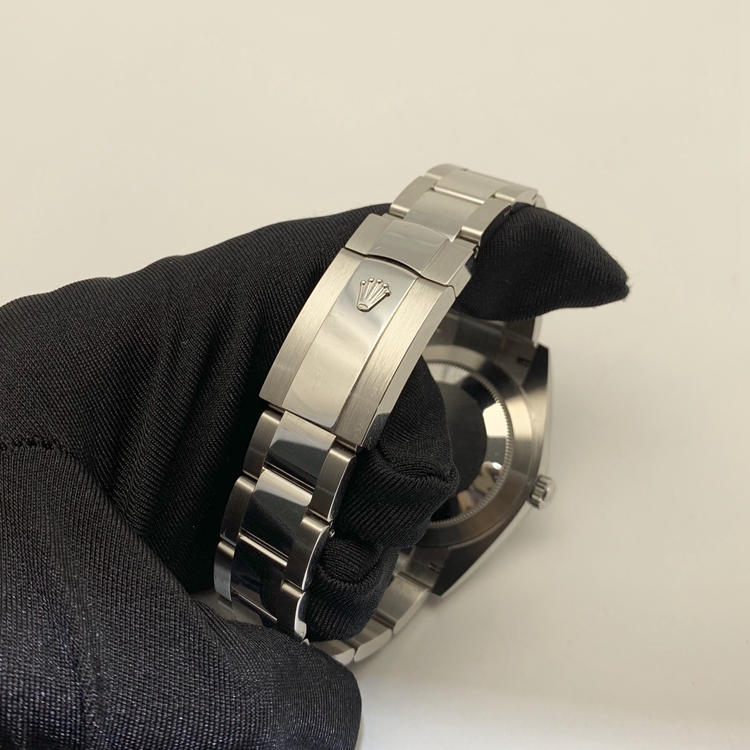 ROLEX 劳力士 日志型系列，126300-0005。41毫米表径，精钢表壳，白色面盘，3点位置防反光凸透式放大日历窗，3235自动上弦机械机芯，动力储备70小时。专柜定价：57400元。 单表无附件。