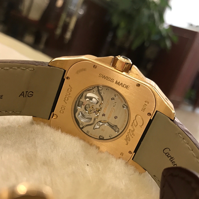 Cartier 卡地亚 桑托斯系列，HPI00328。54.9毫米表径，18K玫瑰金表壳。 雕刻木头拼接老虎面盘，6点位置陀飞轮装置。蓝宝石水晶玻璃表镜。手动上弦机械机芯，动力储备50小时。 单表无附件。
