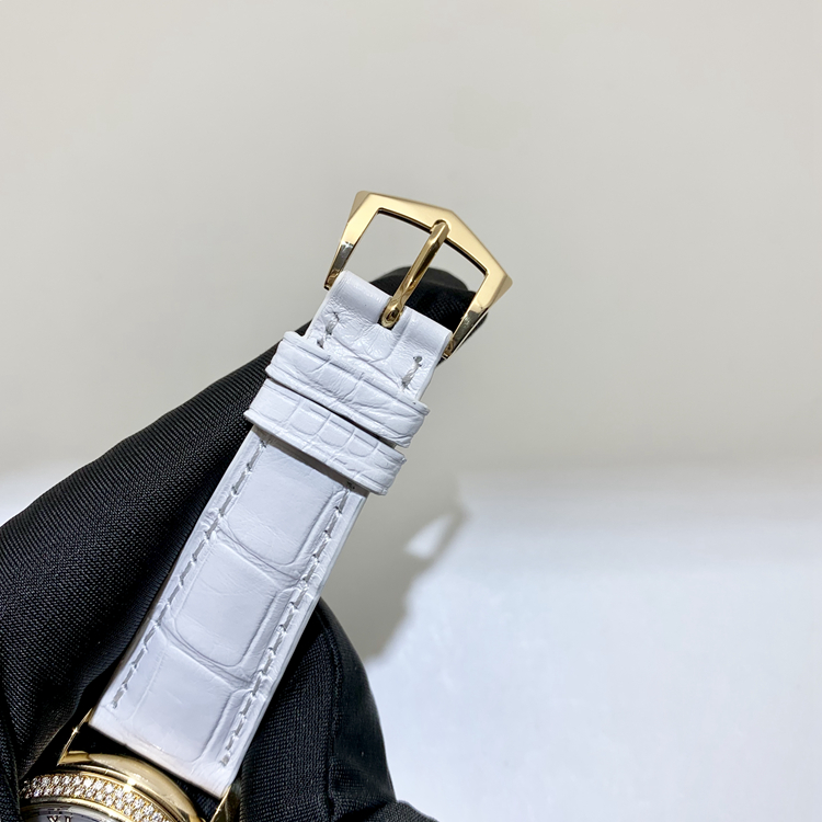 PATEK PHILIPPE 百达翡丽 复杂功能系列 ，4936J。37毫米表径，18K黄金，表壳镶嵌156颗钻石（约0.93克拉）。珍珠母贝表盘，金质罗马立体时标。年历，指针式星期和月份显示，视窗式日期显示，月相显示，中心大秒针。蓝宝石水晶透盖。CAL.324 S QA LU 自动上弦机械机芯，动力储备45小时。专柜定价：333100元。 单表无附件。