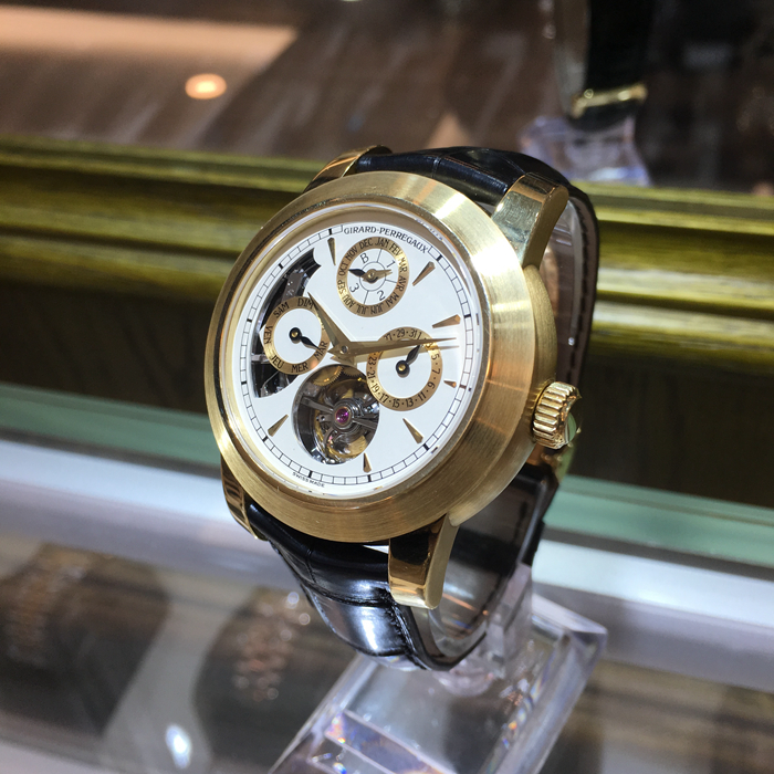 Girard-Perregaux 芝柏 男表系列，99741-52-831-BAEA。42毫米表径，18K玫瑰金表壳，白色面盘，三点位置日期显示，六点位置陀飞轮装置，十二点位置为月份显示，万年历、三问功能，手动上弦机械机芯，动力储备75小时。专柜定价：5463000元。 全套附件齐全。